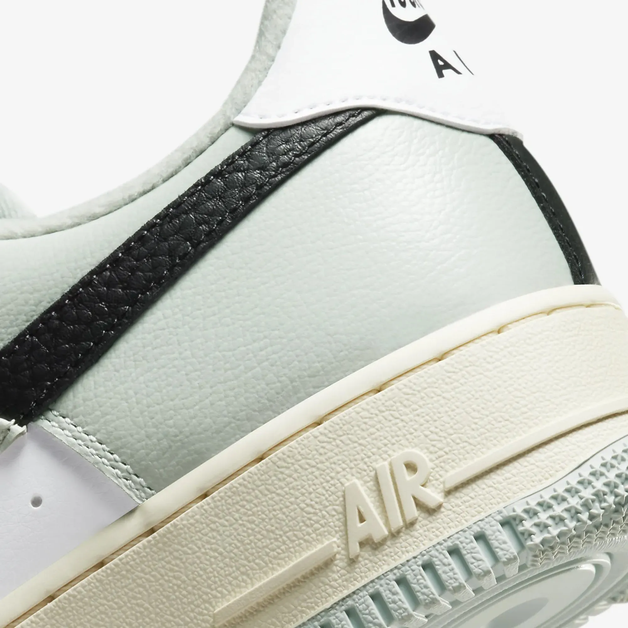 Nike | AIR FORCE 1 '07 LV8 { LIGHT SILVER/BLACK-LIGHT SILVER-WHITE